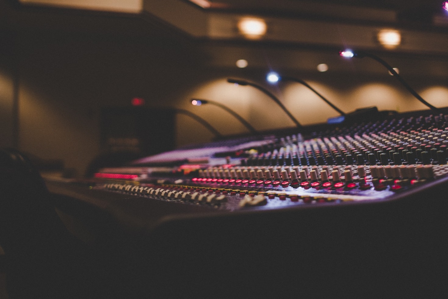 Como o Núcleo de Audiovisual promove talentos locais?